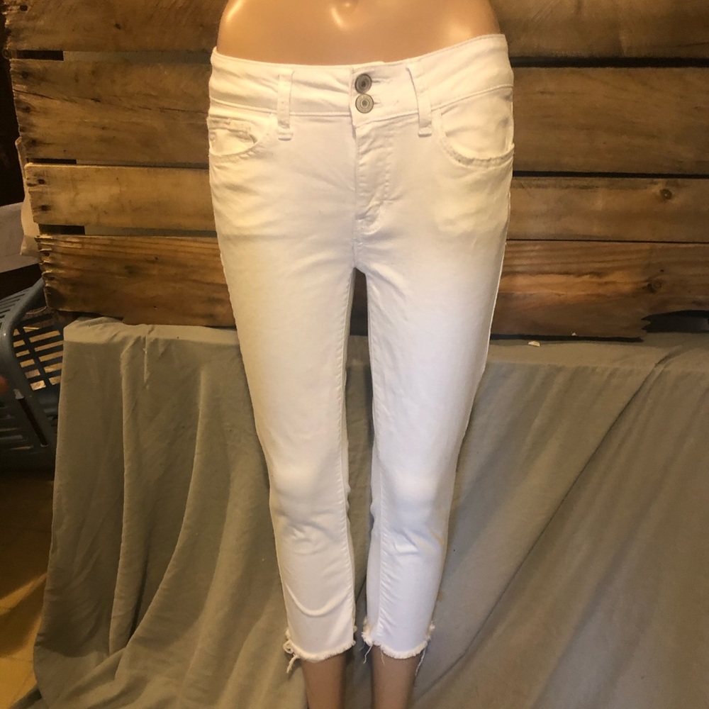 💥SALE💥NWOT Cropped White Jeans